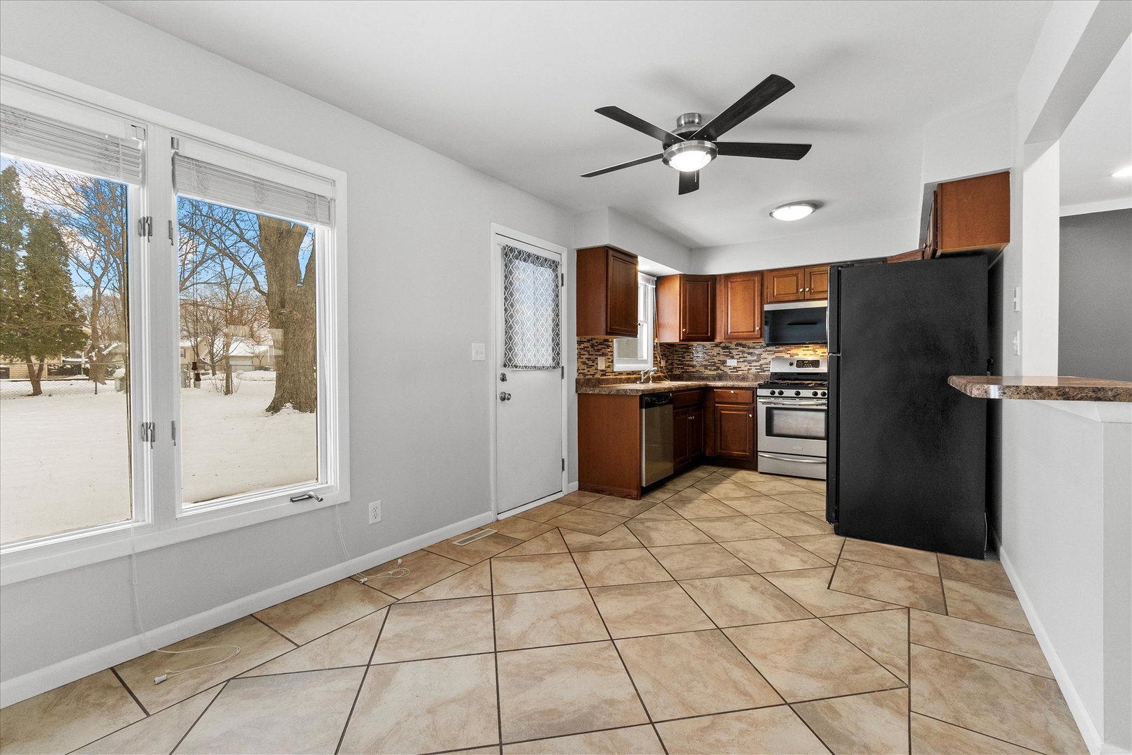 1328 Timberline Drive Joliet, IL 60431 - Photo 4 of 17