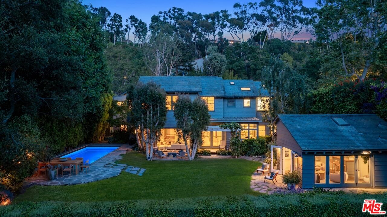 a view of a yard in front of house