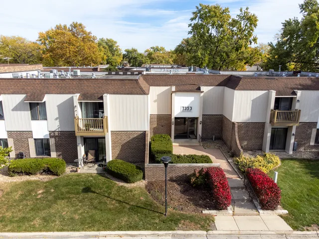 $270,000 | 7353 Blackburn Avenue, Unit K206, Downers Grove, IL 60516
