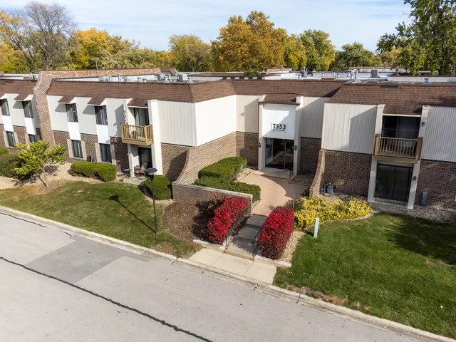 $270,000 | 7353 Blackburn Avenue, Unit K206, Downers Grove, IL 60516