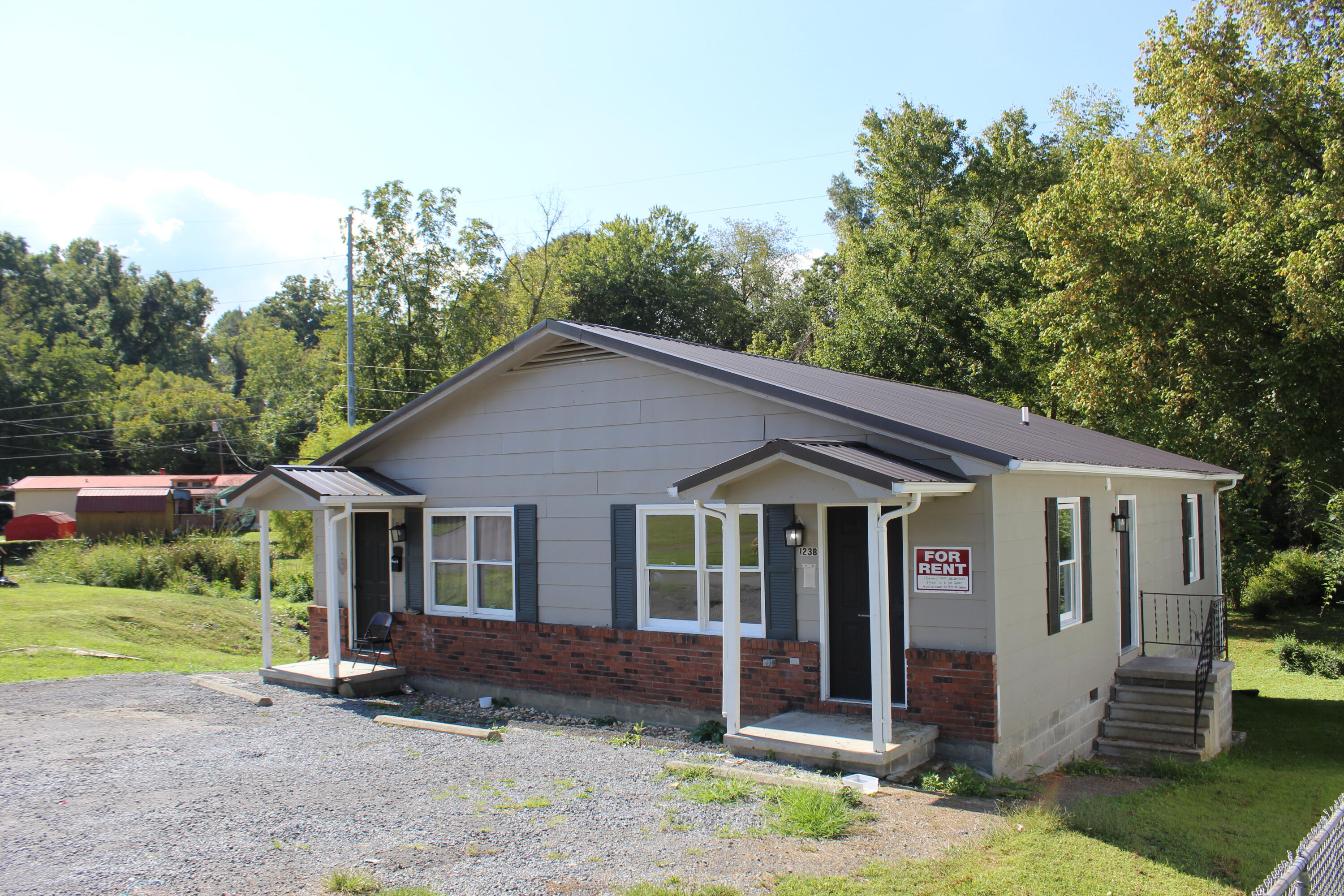123 Lynnwood Road Middlesboro, KY 40965 - Photo 2 of 13 IMG_1467
