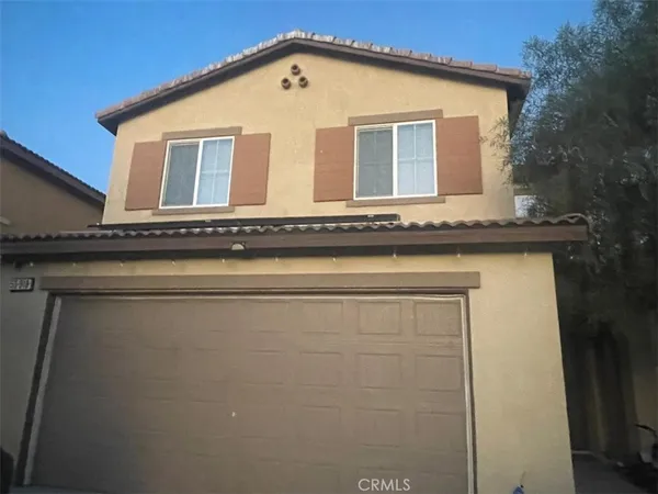 a view of a house with backyard