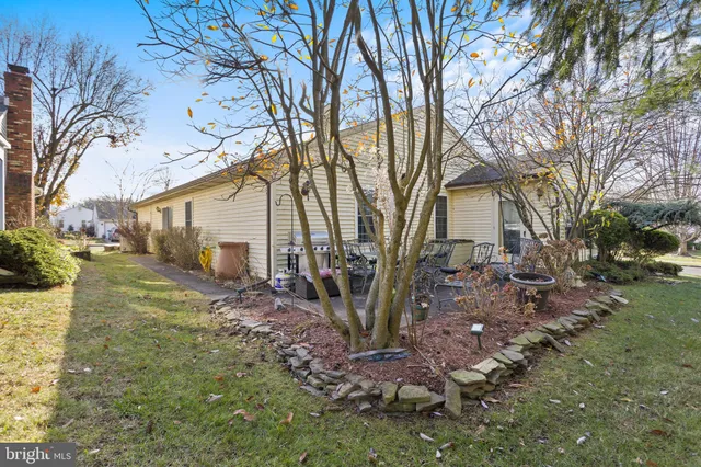 a view of a yard with a house