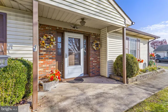 a view of a house with porch