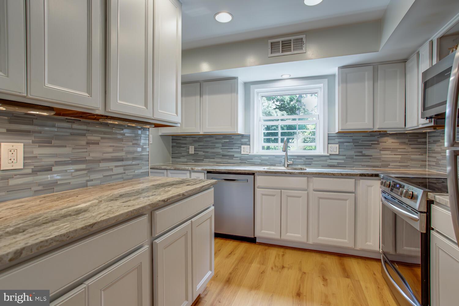 7607 Tiverton Drive Springfield, VA 22152 - Photo 4 of 25