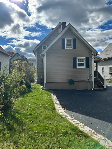 a view of a house with backyard