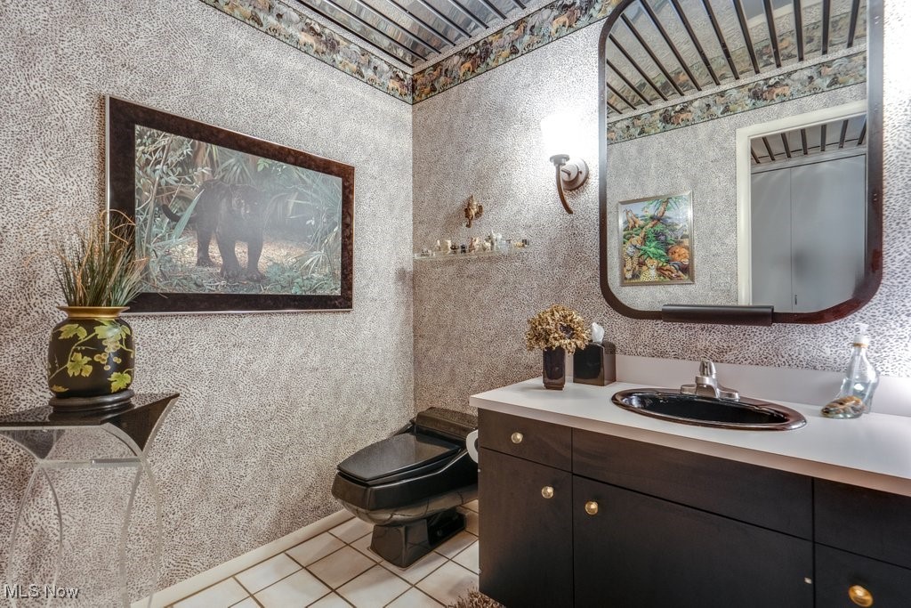3404 South Smith Road Fairlawn, OH 44333 - Photo 13 of 37 Half Bath Guest bath is located convenienetly and addds a bit of privacy for guests.