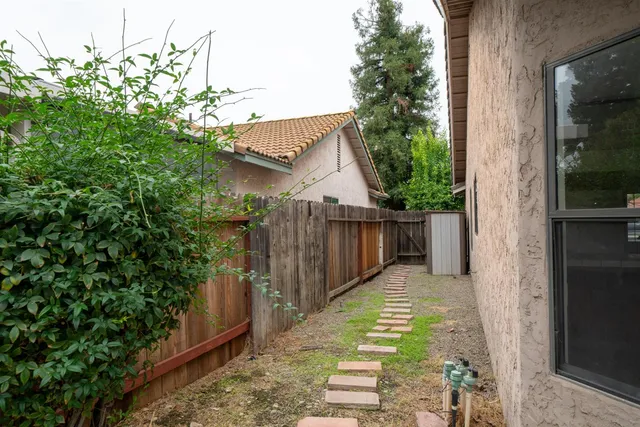 a view of a backyard with pathway