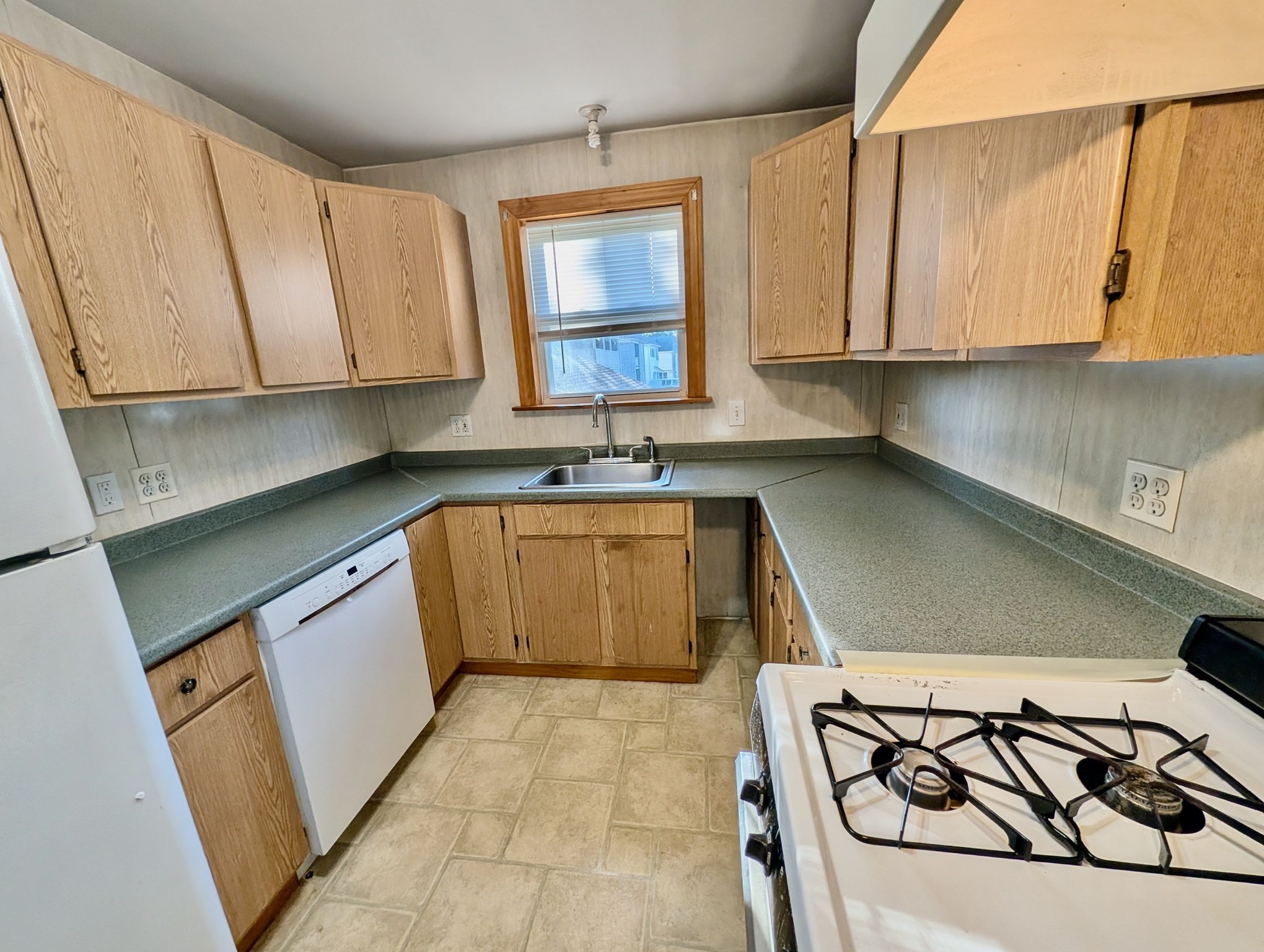 64-66 Lyons Street Springfield, MA 01151 - Photo 3 of 33 Gallery Image 3