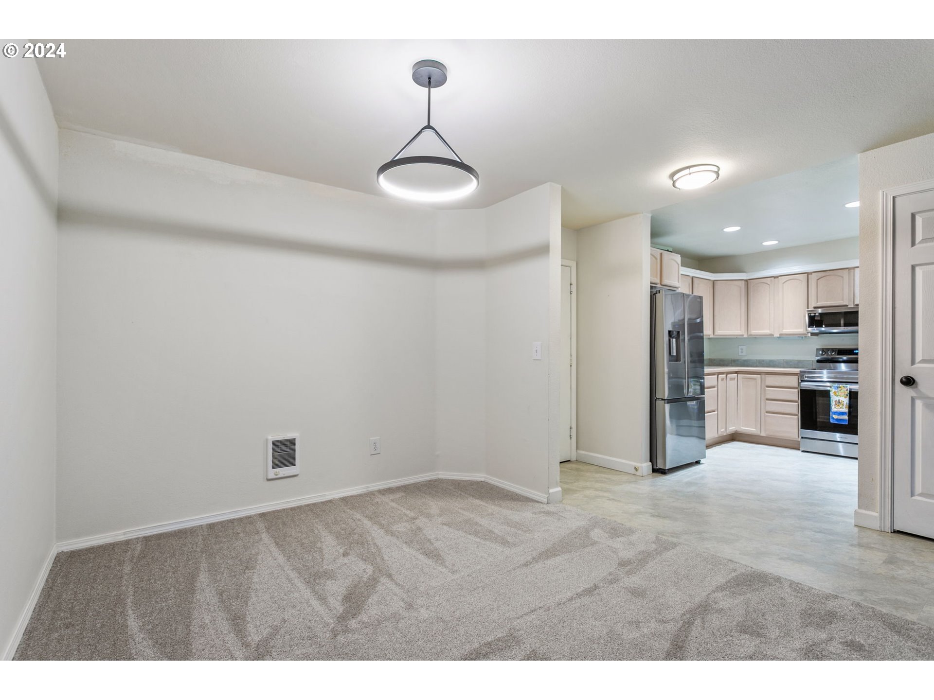 8720 Southwest Tualatin Road, Unit 122 Tualatin, OR 97062 - Photo 8 of 24 Dining Area