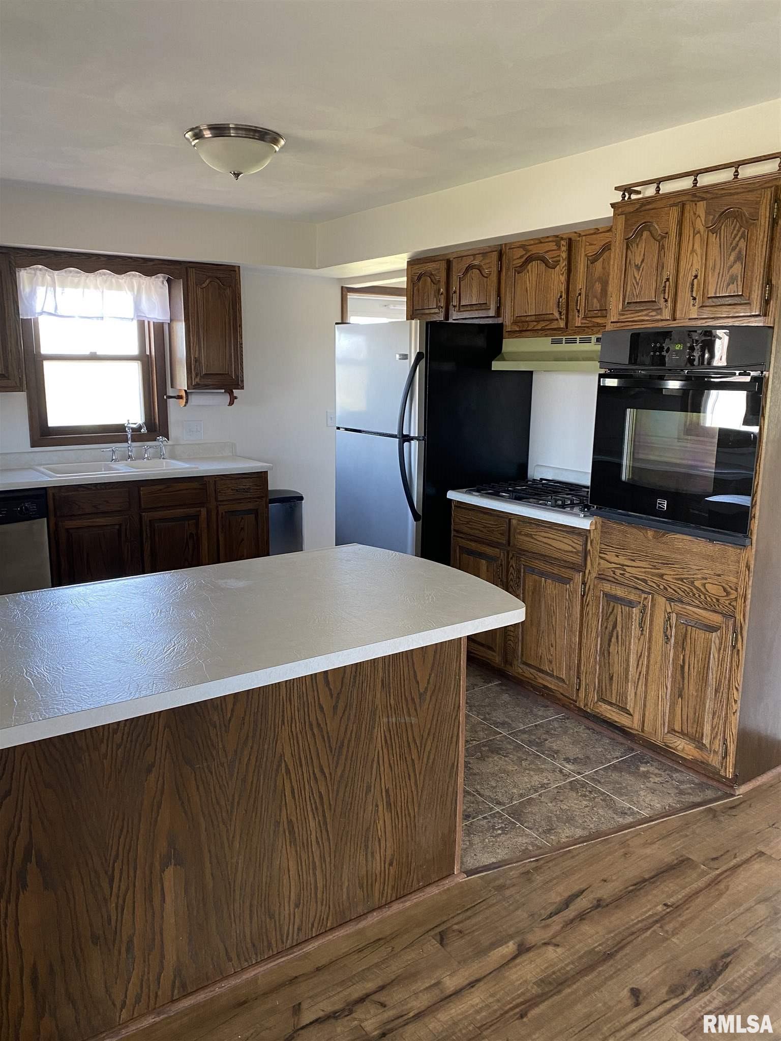 924 Banta Road Lowpoint, IL 61545 - Photo 5 of 30