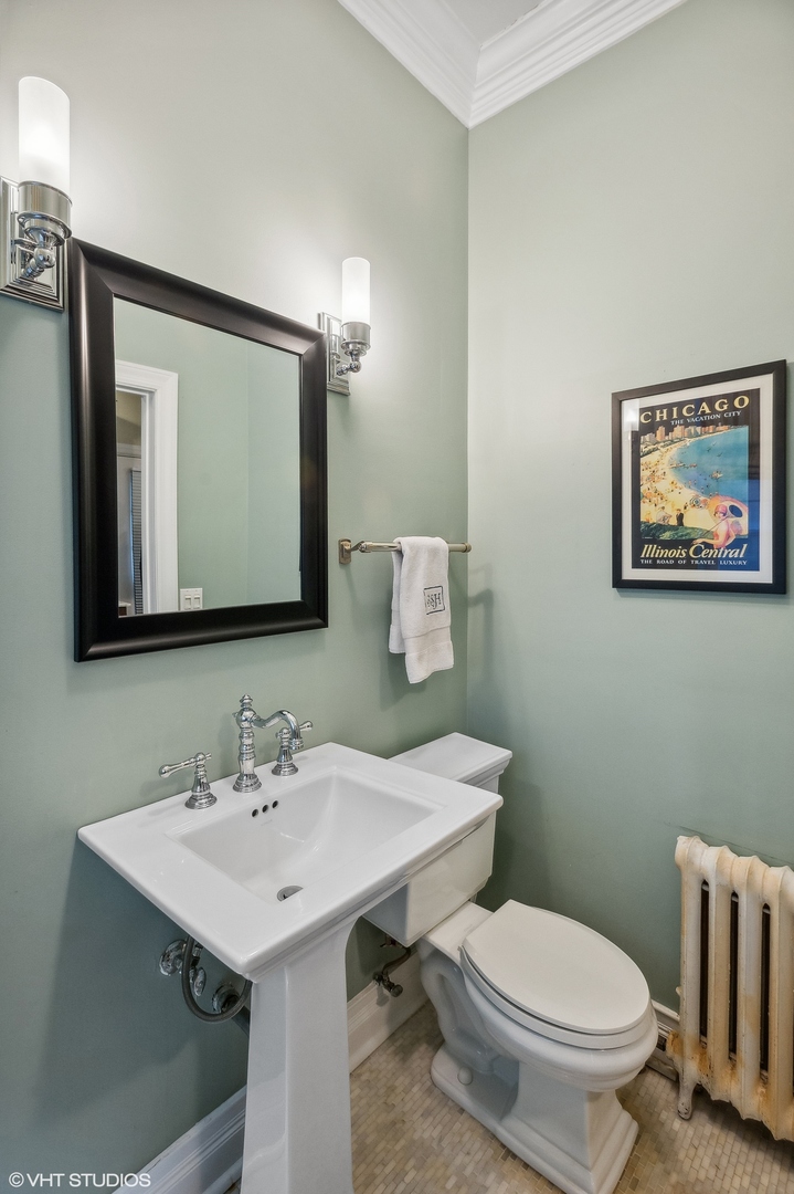 655 West Junior Terrace, Unit 1 Chicago, IL 60613 - Photo 14 of 24 a bathroom with a toilet a sink and mirror