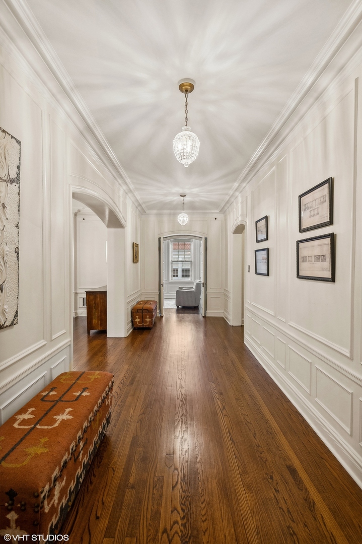 655 West Junior Terrace, Unit 1 Chicago, IL 60613 - Photo 6 of 24 a view of a livingroom with wooden floor