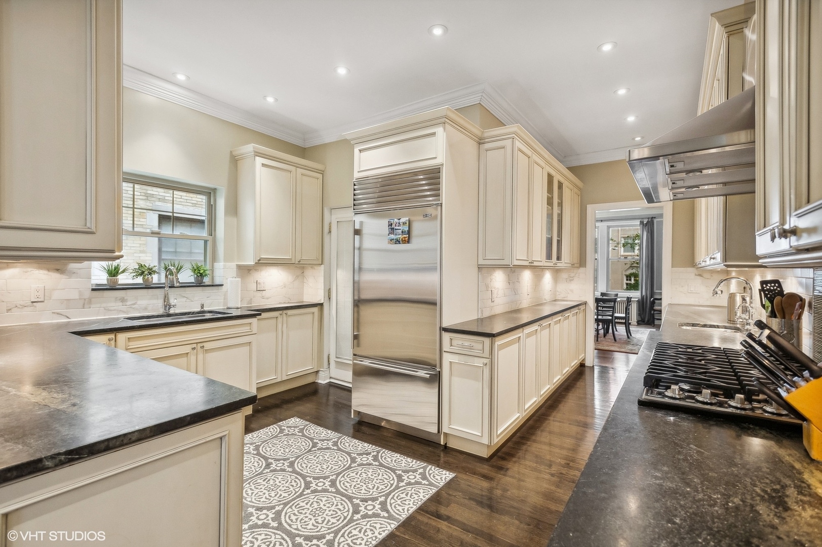 655 West Junior Terrace, Unit 1 Chicago, IL 60613 - Photo 10 of 24 a kitchen with stove and cabinets