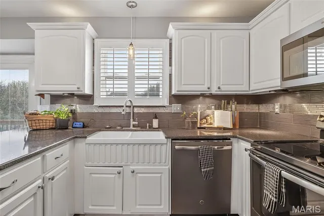 $395,000 | 6 Kelso Drive, St. Charles, MO 63301