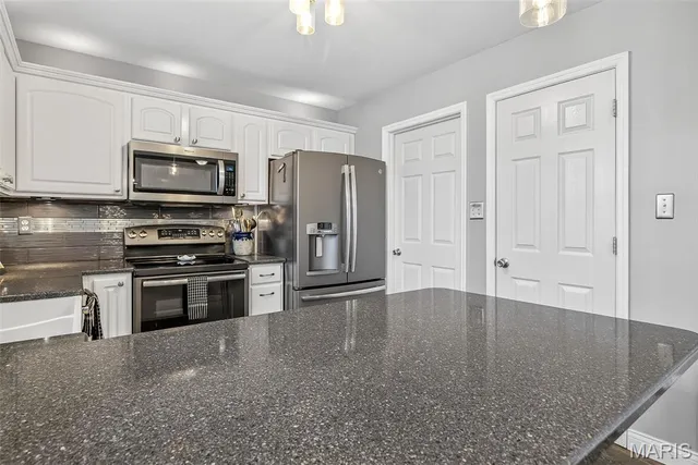 $395,000 | 6 Kelso Drive, St. Charles, MO 63301