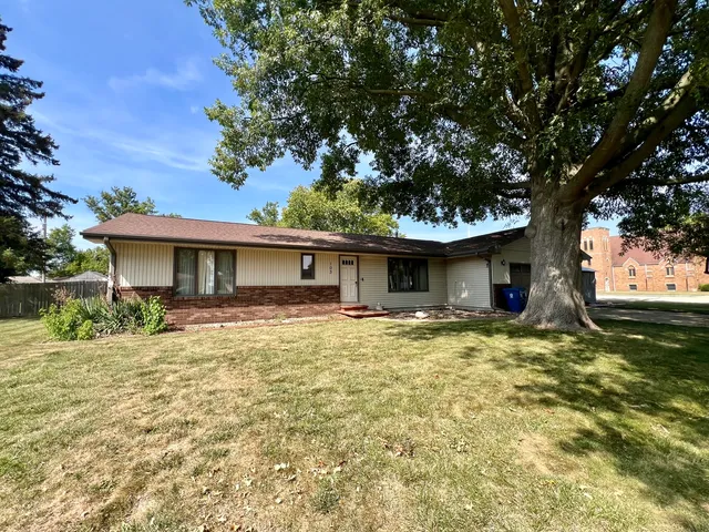 a view of a house with a yard