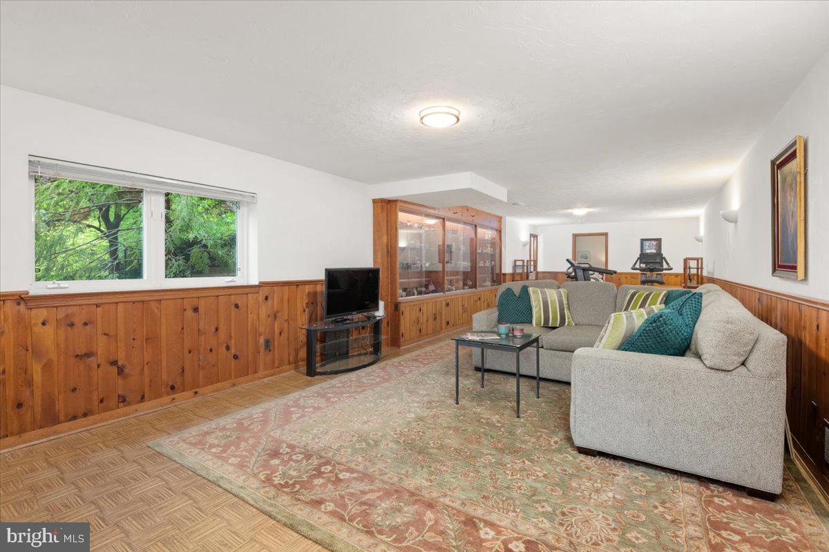 325 Beverley Drive Alexandria, VA 22305 - Photo 14 of 73