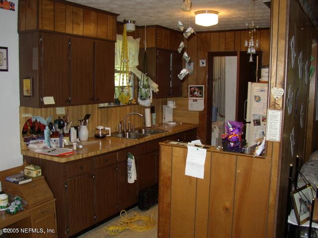 555 Nightingale Street Keystone Heights, FL 32656 - Photo 3 of 11 a kitchen with refrigerator and window