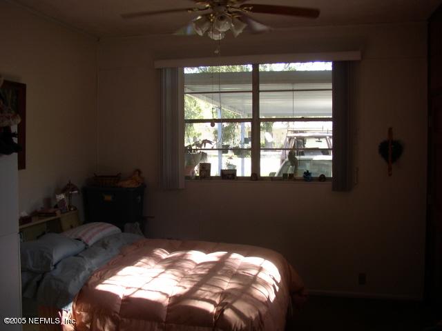 555 Nightingale Street Keystone Heights, FL 32656 - Photo 4 of 11 a bed room with a bed