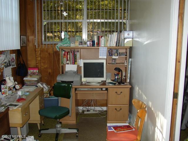 555 Nightingale Street Keystone Heights, FL 32656 - Photo 5 of 11 a kitchen with a stove and a refrigerator