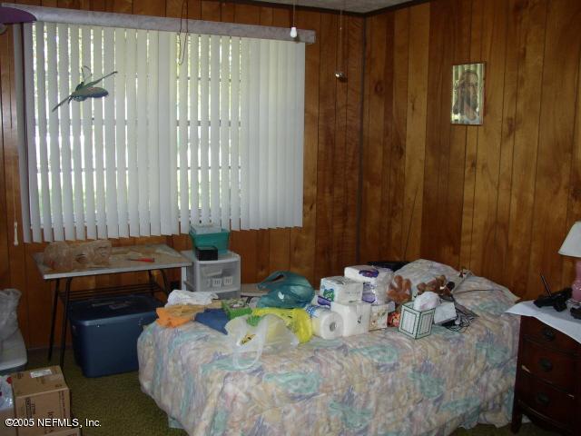 555 Nightingale Street Keystone Heights, FL 32656 - Photo 8 of 11 a bedroom with a bed and a window