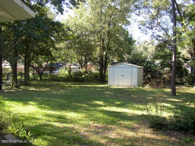 555 Nightingale Street Keystone Heights, FL 32656 - Photo 10 of 11 a backyard of a house with lots of green space and fountain