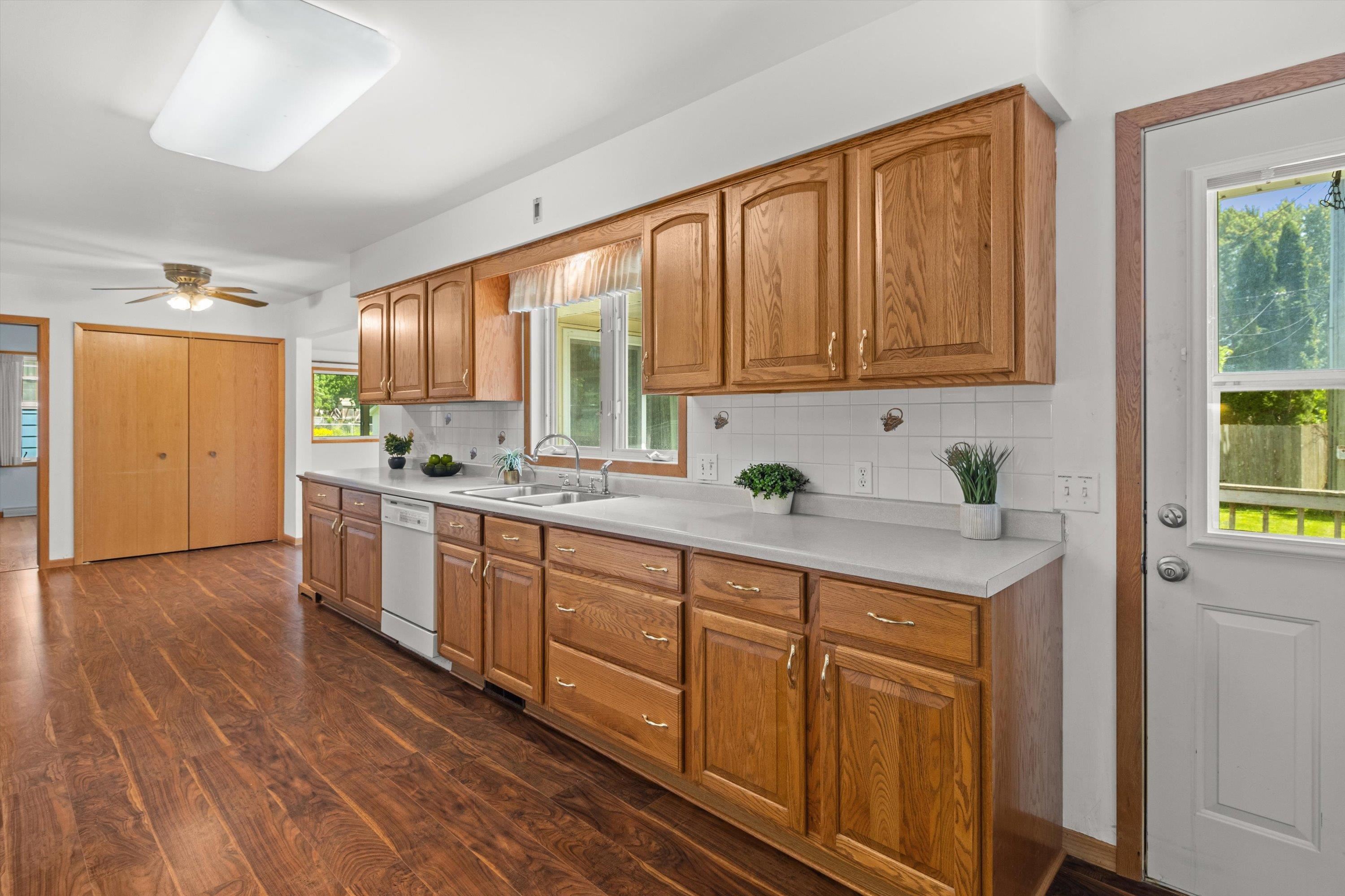1813 Windom Way Madison, WI 53704 - Photo 8 of 34
