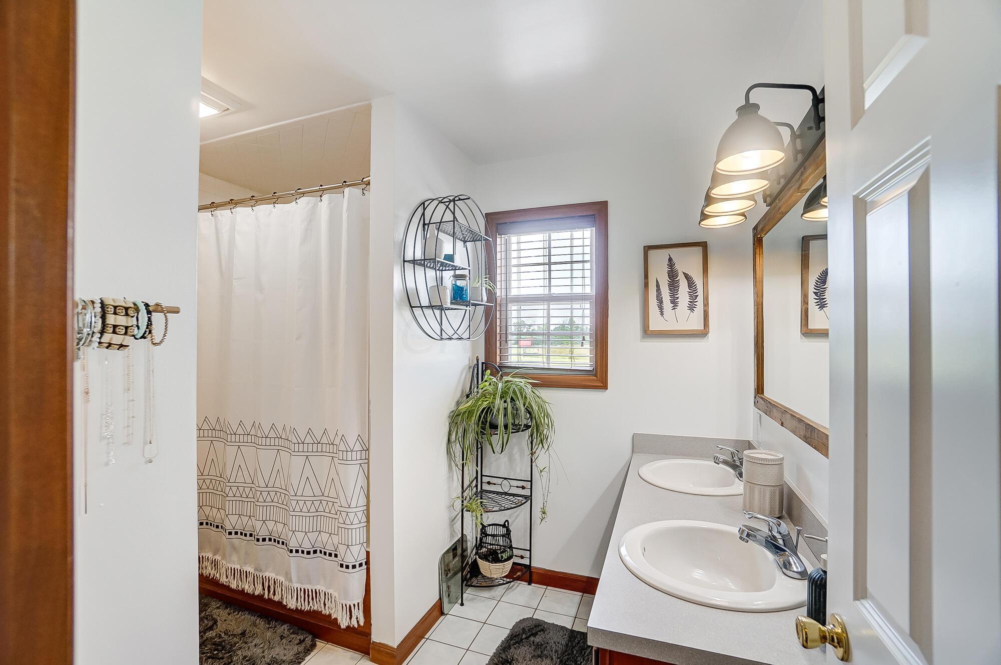 1880 Walker Road Hilliard, OH 43026 - Photo 20 of 46 Primary Suite Full Bath