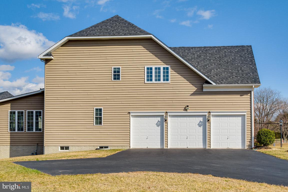 20201 Bupp Road Poolesville, MD 20837 - Photo 5 of 9 3-Car Side Load Garage