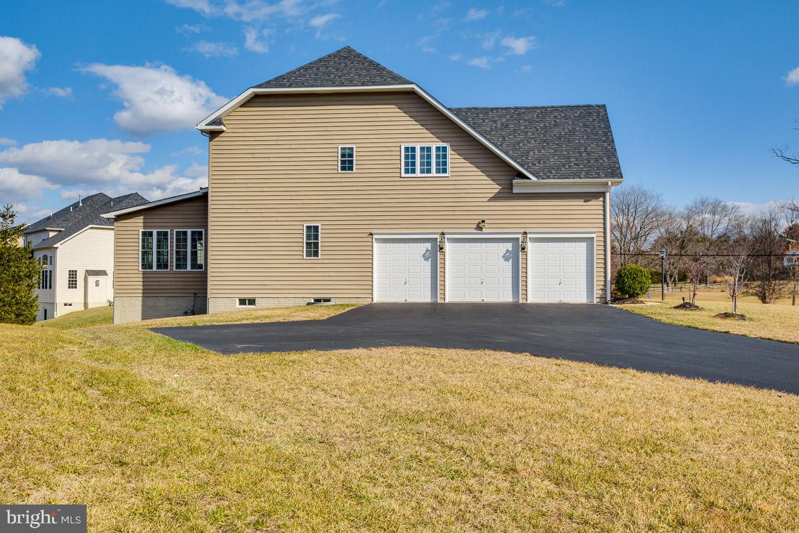 20201 Bupp Road Poolesville, MD 20837 - Photo 6 of 9 Driveway - ample overflow parking