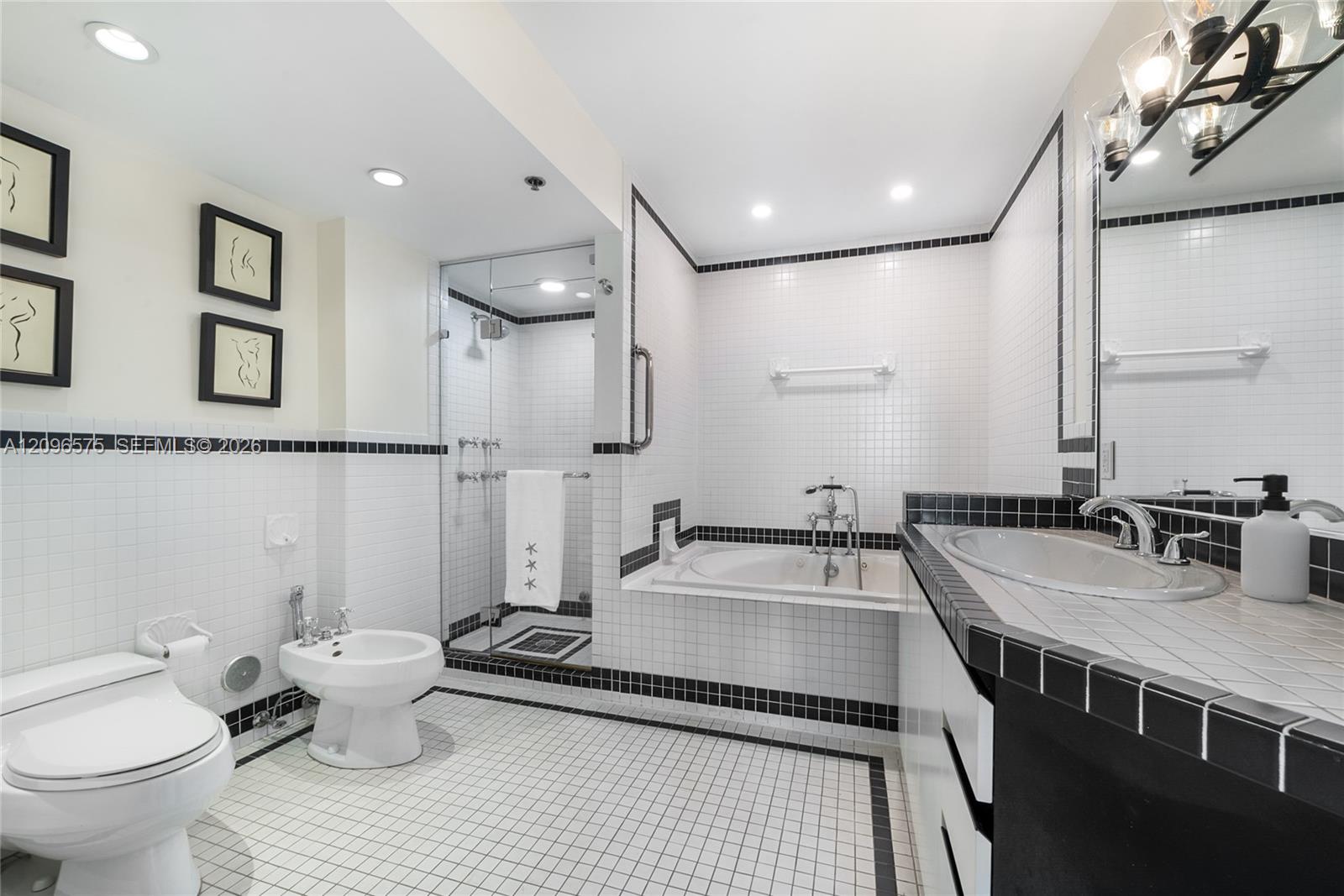 1330 Ocean Drive, Unit R5D Miami Beach, FL 33139 - Photo 12 of 27 Gallery Image 12