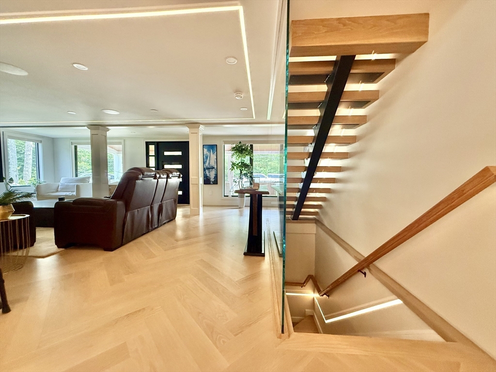 14 Bernard Circle Tisbury, MA 02568 - Photo 9 of 41 a living room with furniture