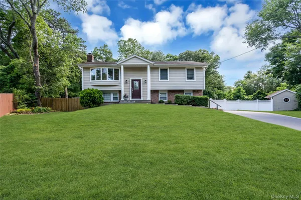 $868,000 | 4 Dale Court, Hauppauge, NY 11788
