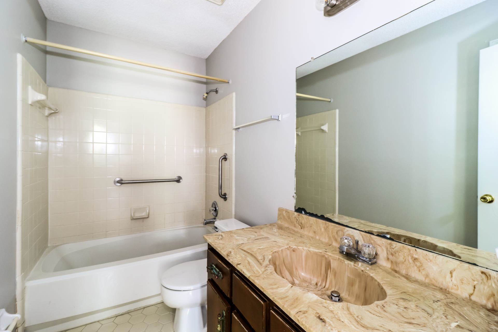 4475 Window Drive Memphis, TN 38135 - Photo 13 of 16 Full bathroom with vanity and shower / bath combination