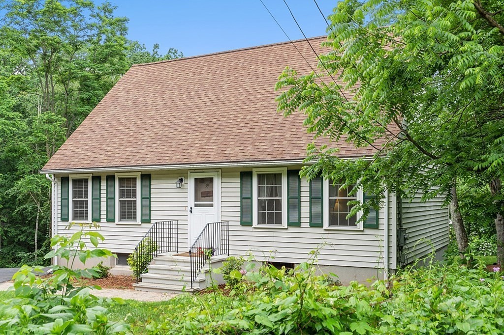 39 Dawson Road Worcester, MA 01602 - Photo 2 of 33 Gallery Image 2