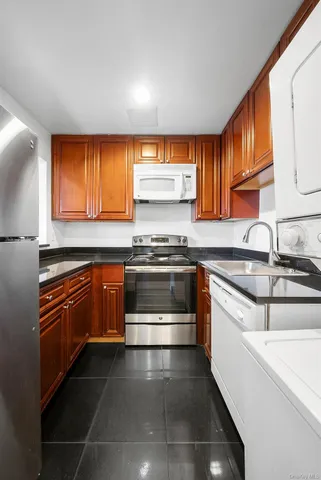$4,250 | 737 Chestnut Street, Unit 2, Cedarhurst, NY 11516