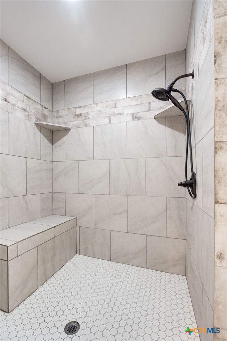 469 Whispering Oaks Loop Killeen, TX 76549 - Photo 19 of 48 a bathroom with a shower