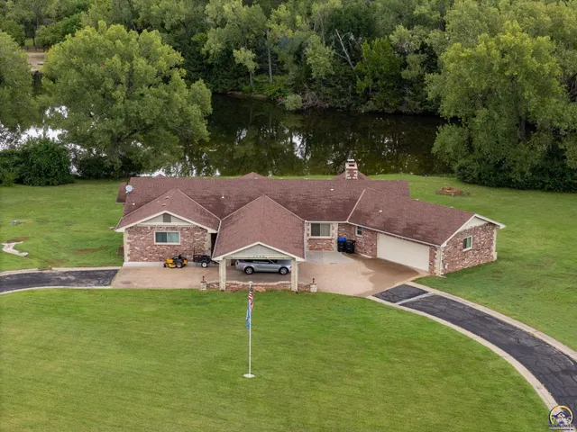$575,000 | 2040 Cottonwood Lane, Topeka, KS 66615