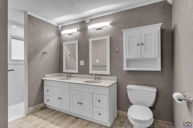 $575,000 | 2040 Cottonwood Lane, Topeka, KS 66615