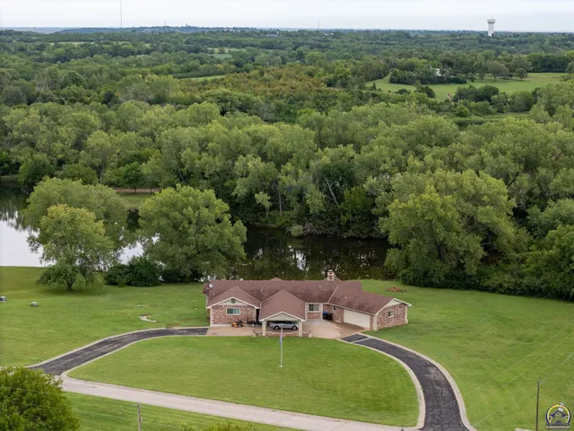 $575,000 | 2040 Cottonwood Lane, Topeka, KS 66615