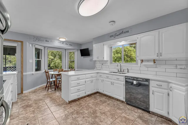 $575,000 | 2040 Cottonwood Lane, Topeka, KS 66615