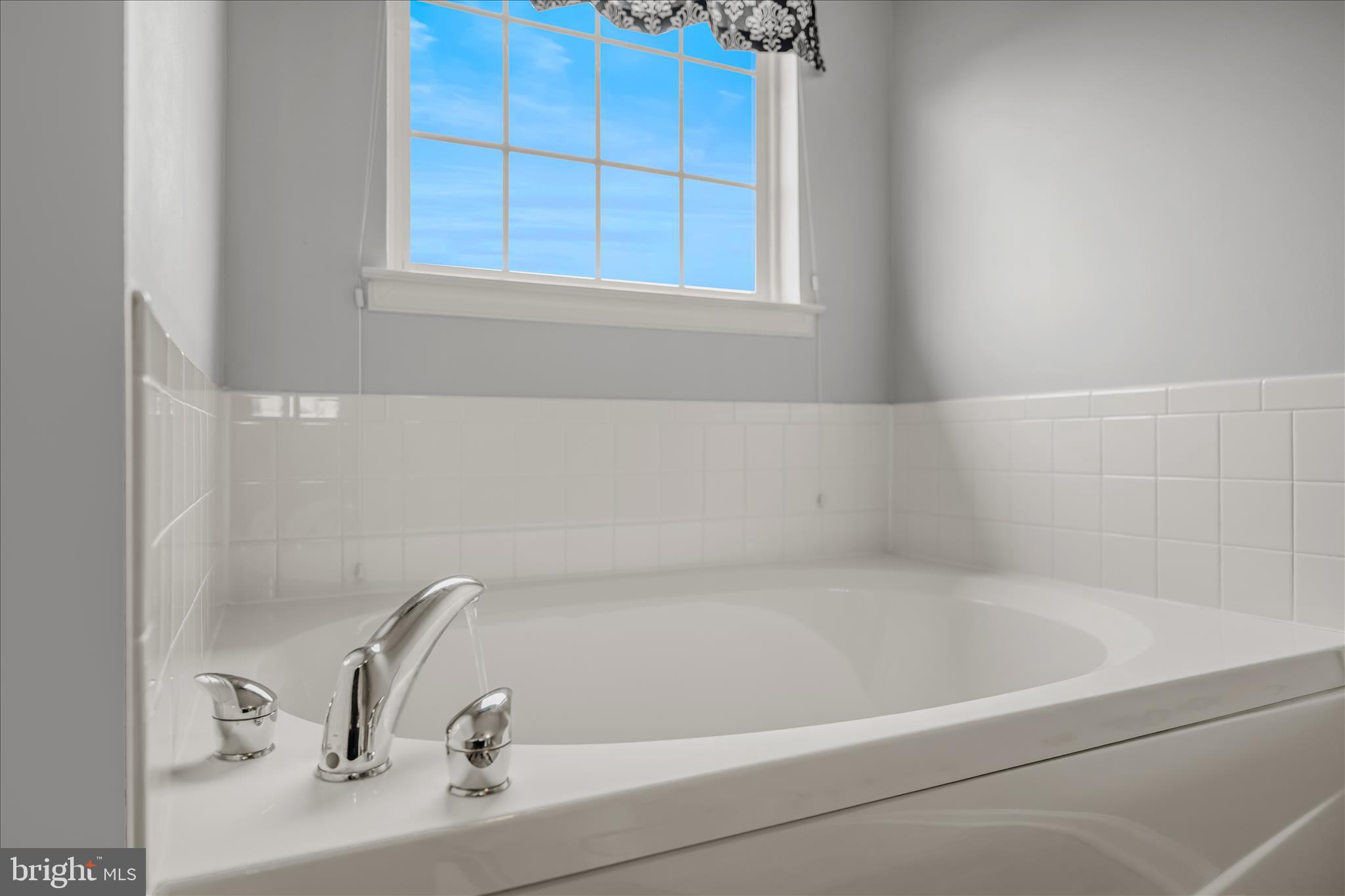 109 Turnberry Drive Charles Town, WV 25414 - Photo 28 of 77 a bathroom with a bathtub