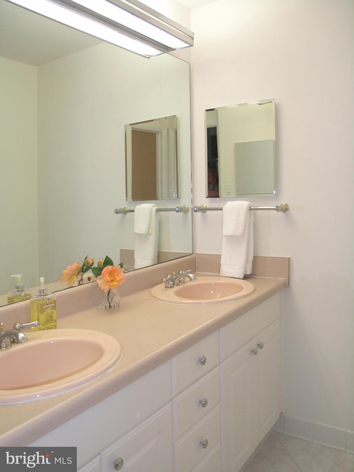 11810 Riders Lane Reston, VA 20191 - Photo 24 of 30 Upper Hall Full Bath