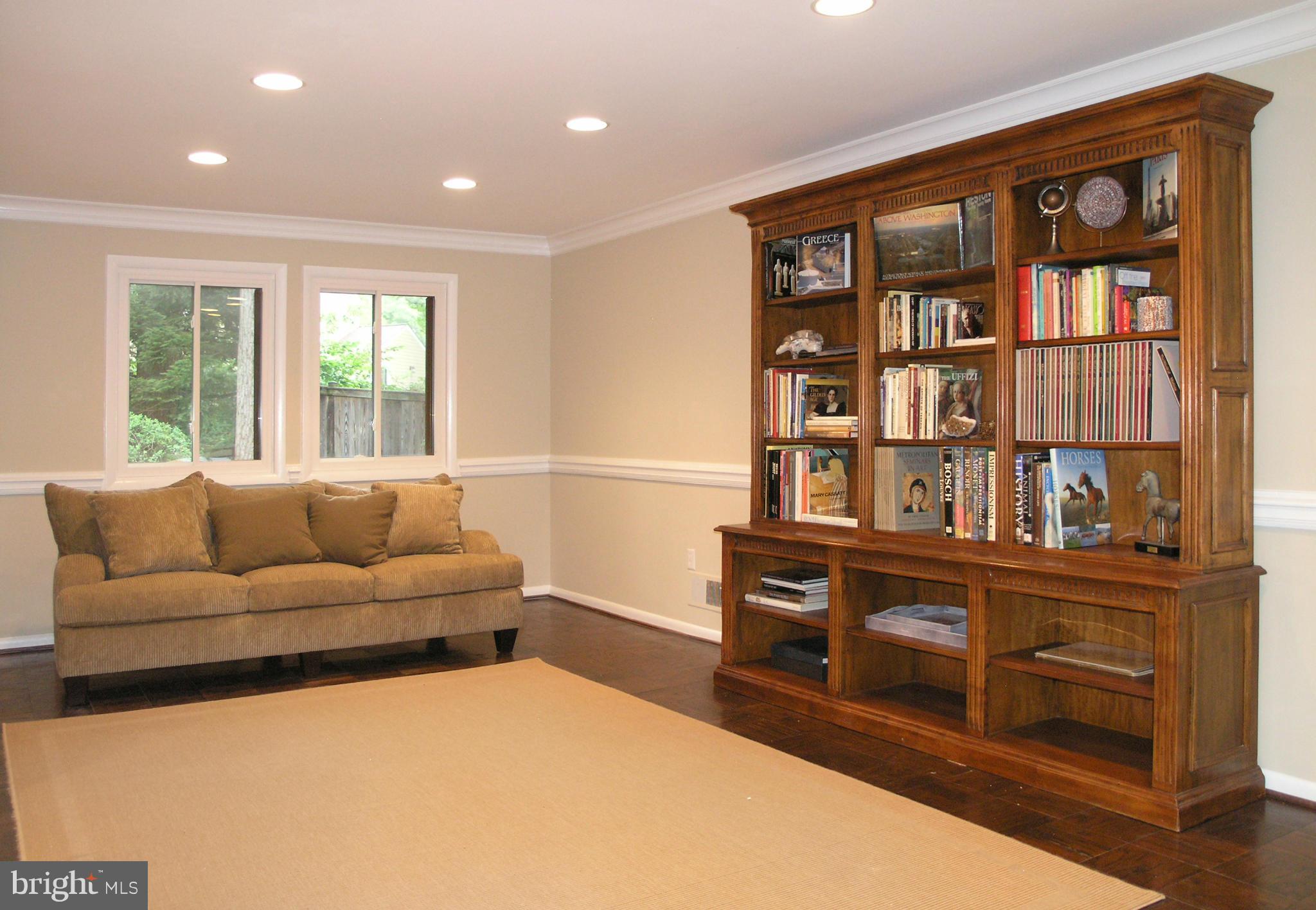 11810 Riders Lane Reston, VA 20191 - Photo 5 of 30 Living Room