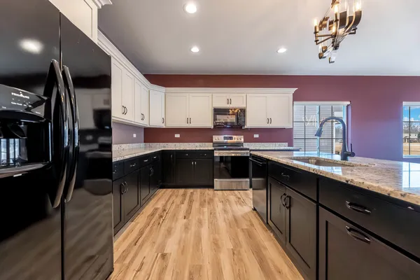 $430,000 | 25550 South Sara Court, Channahon, IL 60410