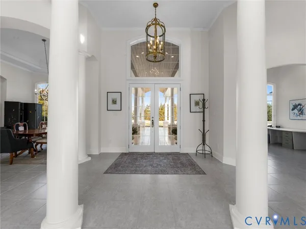 a view of an entryway and livingroom with furniture