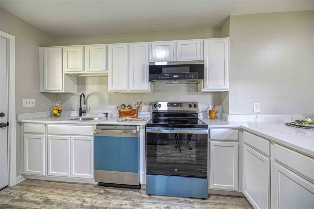 41 Missile Loop Swansea, MA 02777 - Photo 5 of 22