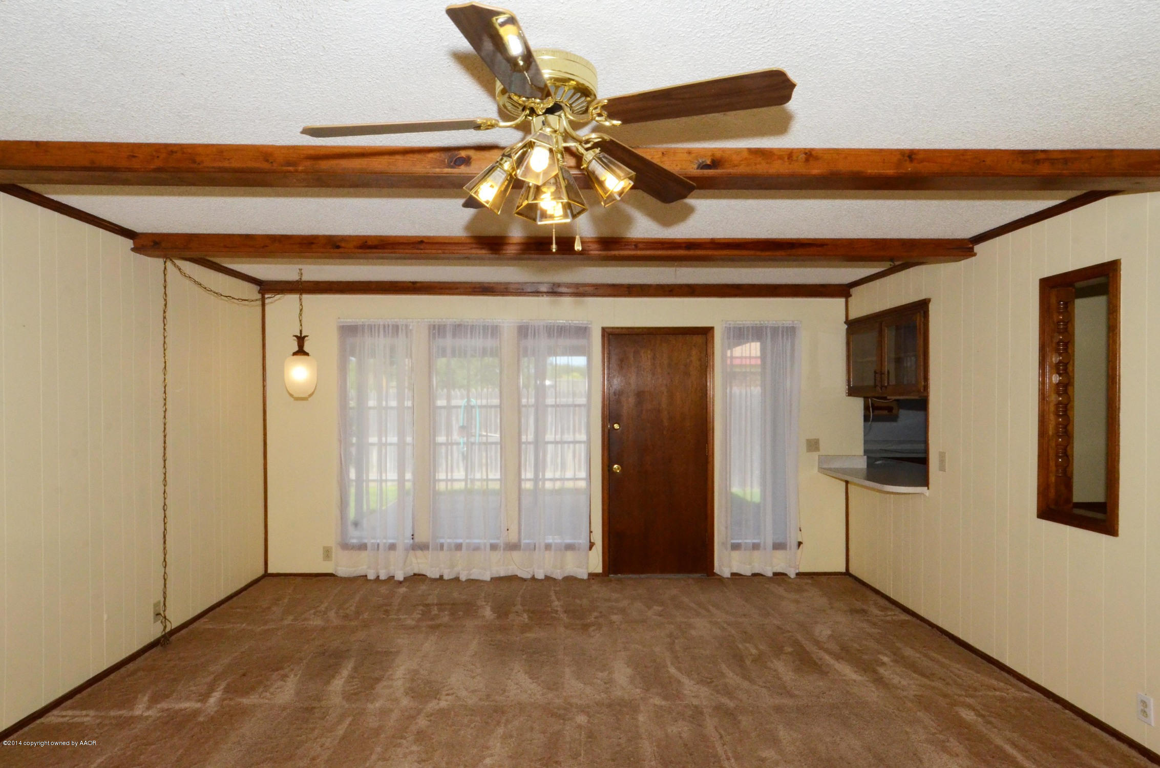 6704 Falcon Road Amarillo, TX 79109 - Photo 4 of 21 Living_Room