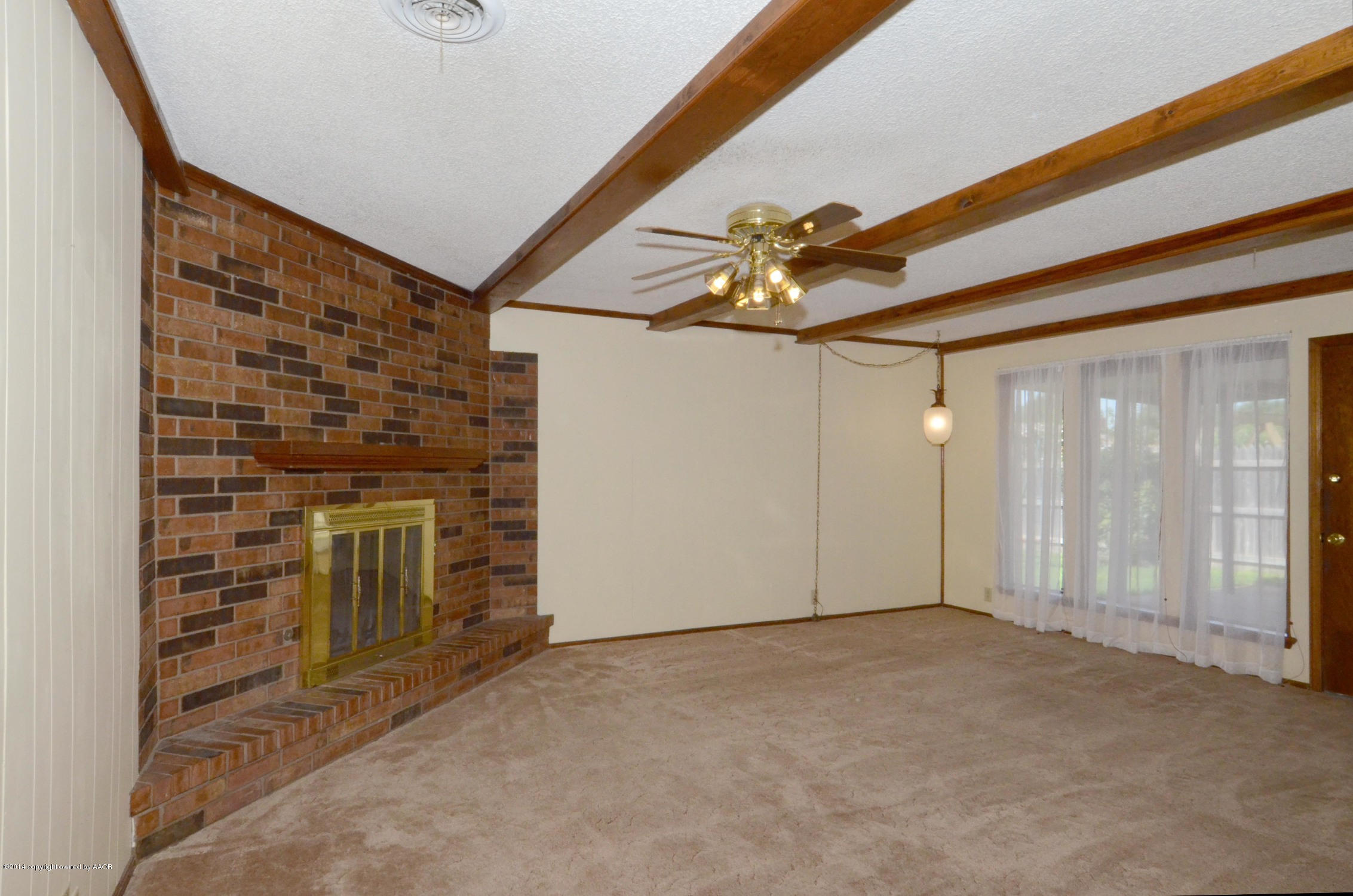6704 Falcon Road Amarillo, TX 79109 - Photo 6 of 21 Living_Room_3